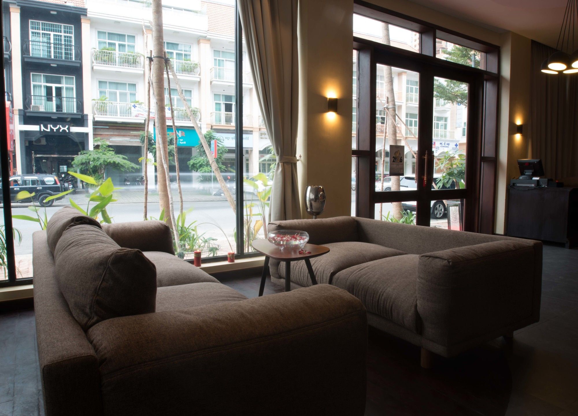 Almond Hotel Bassac River Phnom Penh Exterior foto