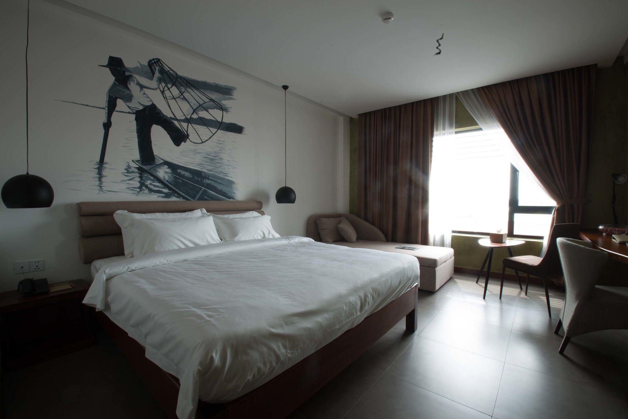 Almond Hotel Bassac River Phnom Penh Exterior foto