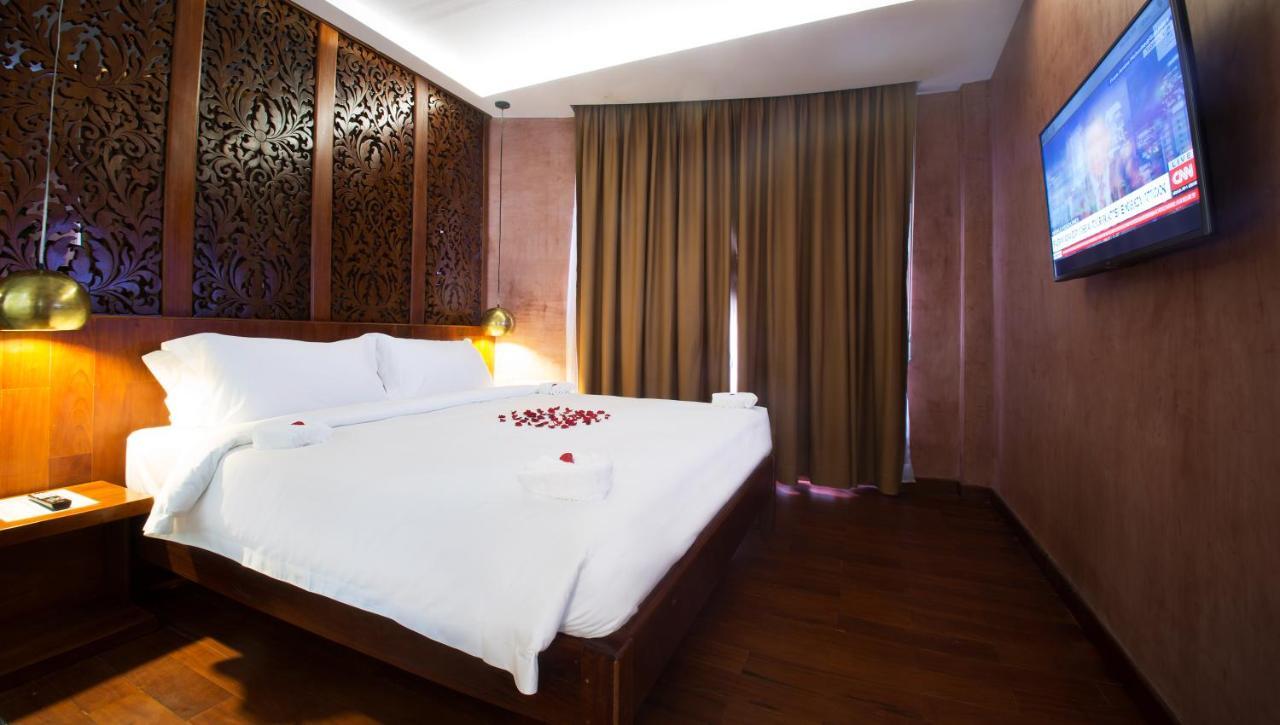 Almond Hotel Bassac River Phnom Penh Exterior foto