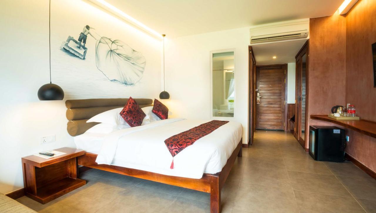 Almond Hotel Bassac River Phnom Penh Exterior foto