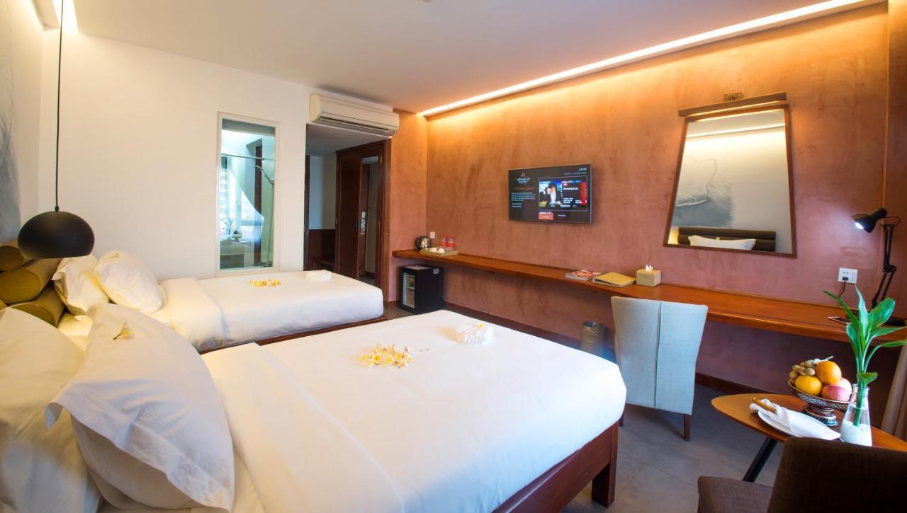 Almond Hotel Bassac River Phnom Penh Exterior foto