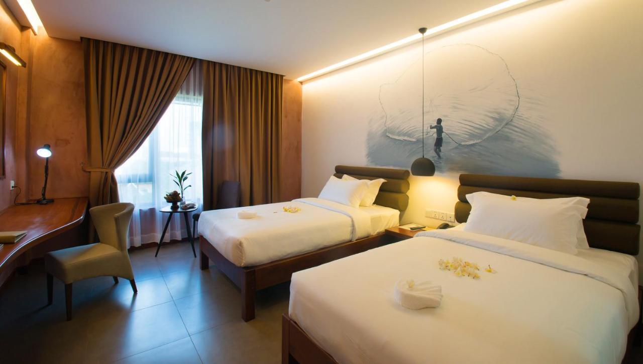 Almond Hotel Bassac River Phnom Penh Exterior foto