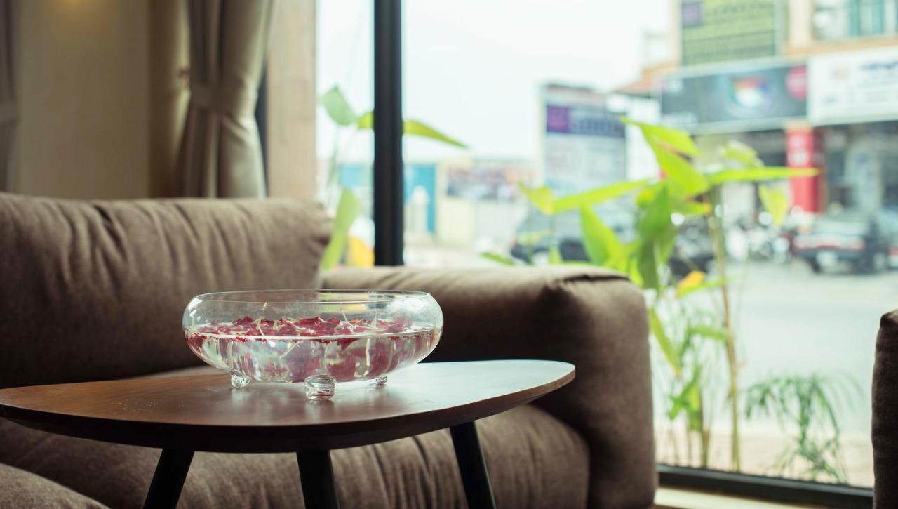 Almond Hotel Bassac River Phnom Penh Exterior foto